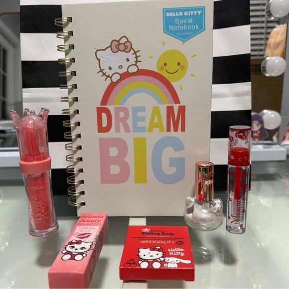 Hello Kitty Makeup Bundle - Picture 1 of 5